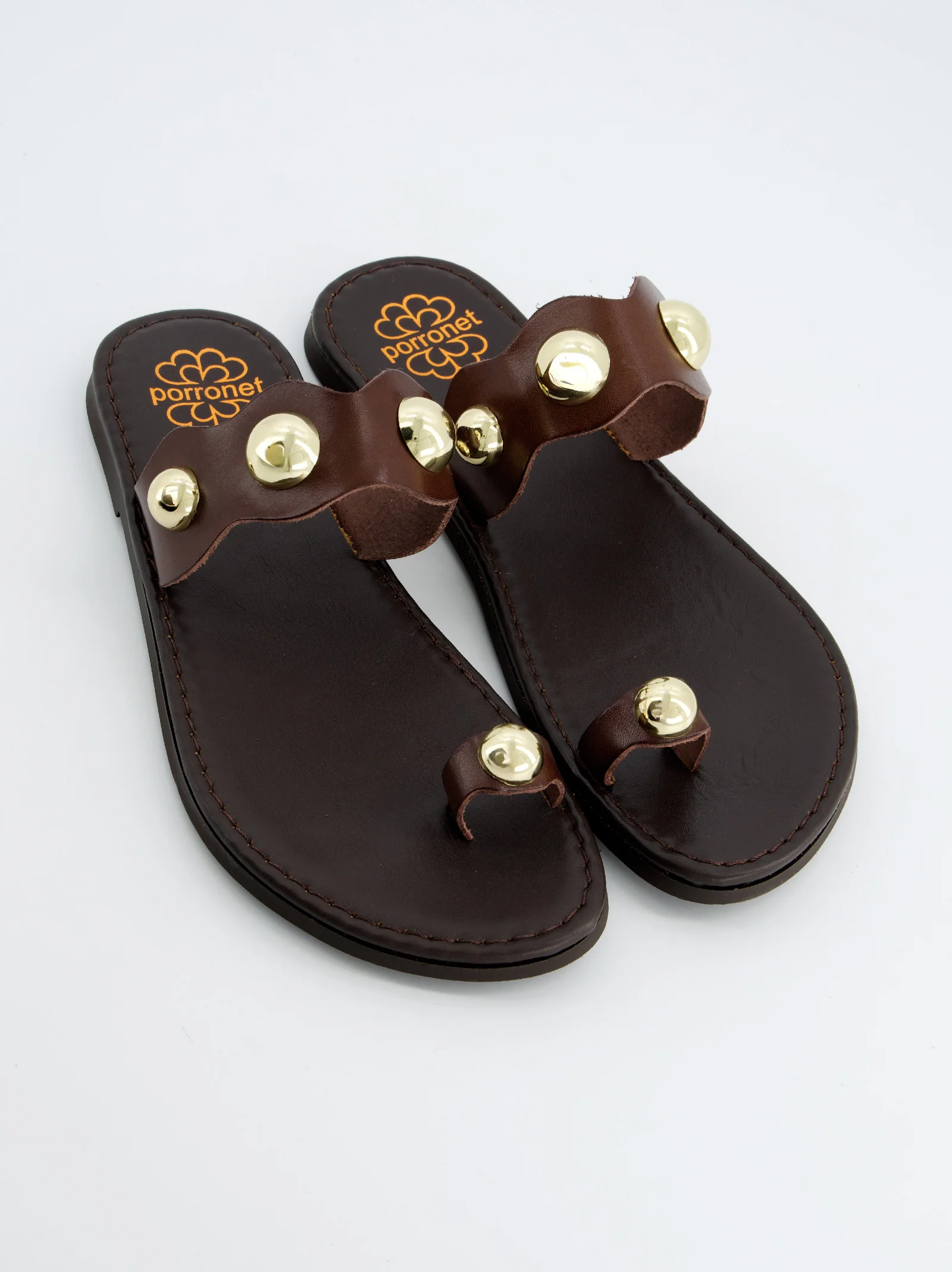 Sandalias De Piel Con Tachas Doradas - Porronet - Image 4
