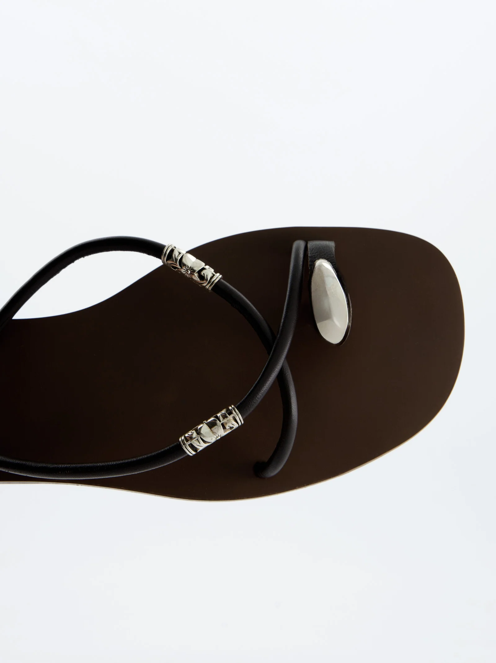 Sandalias Marrones Con Detalles Metálicos- Ceren - Image 2