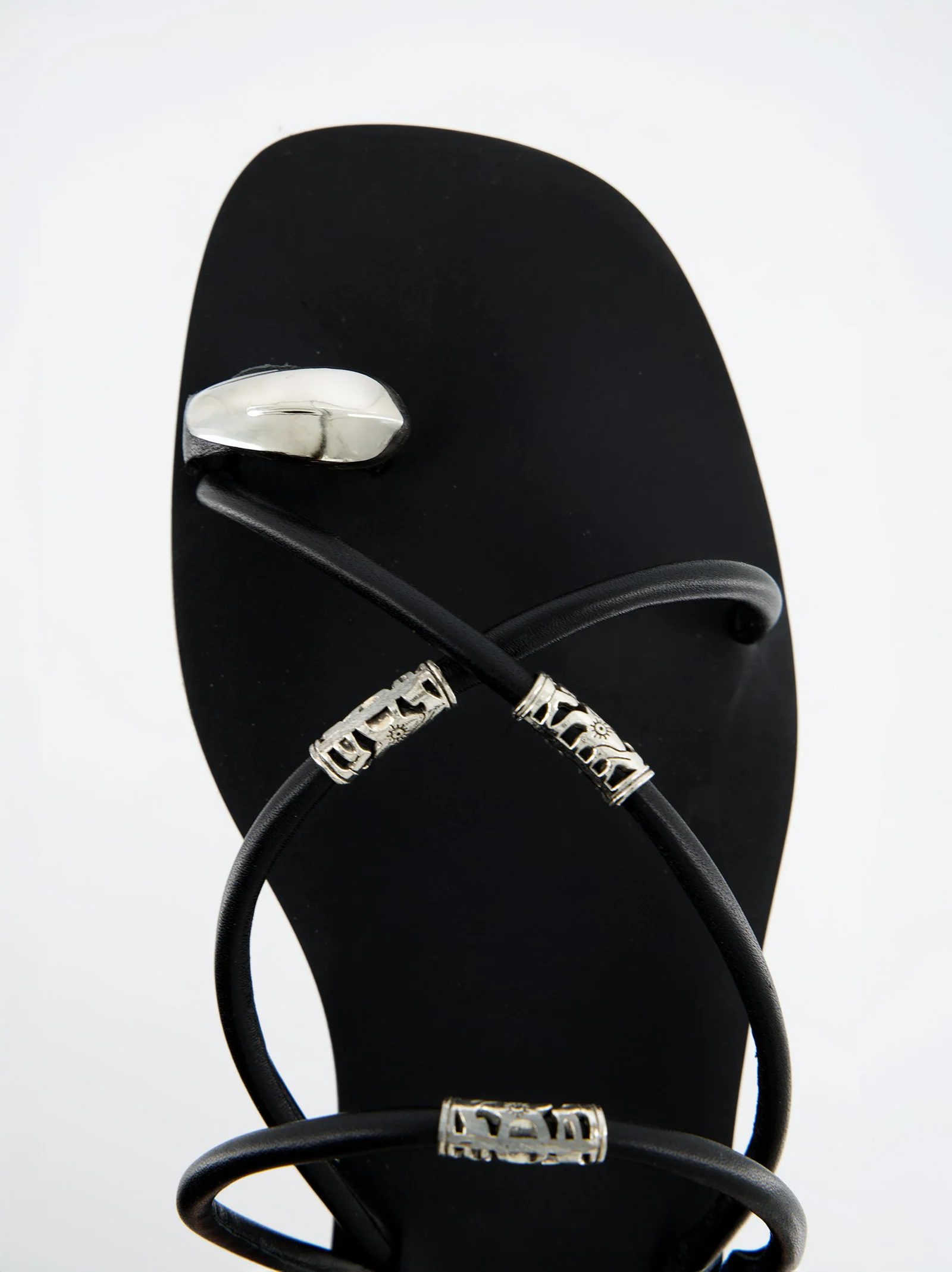 Sandalias Negras Con Detalles Metálicos- Ceren - Image 2