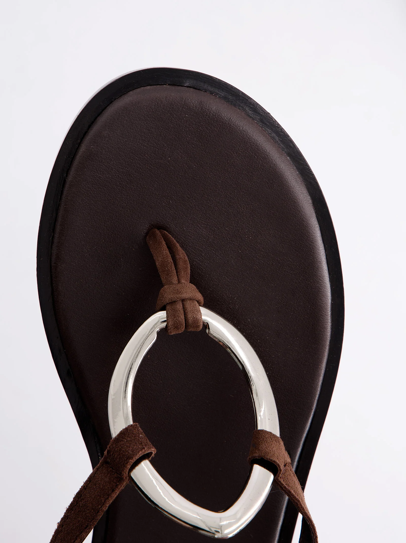Sandalias Planas Marrones Con Adorno Metálico - Sienna - Image 4