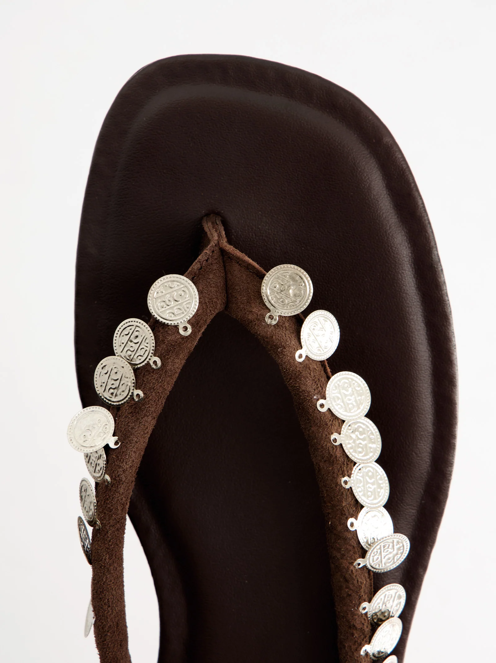Sandalias Planas Marrones Con Detalle De Monedas Metálicas -  Solenne - Image 4