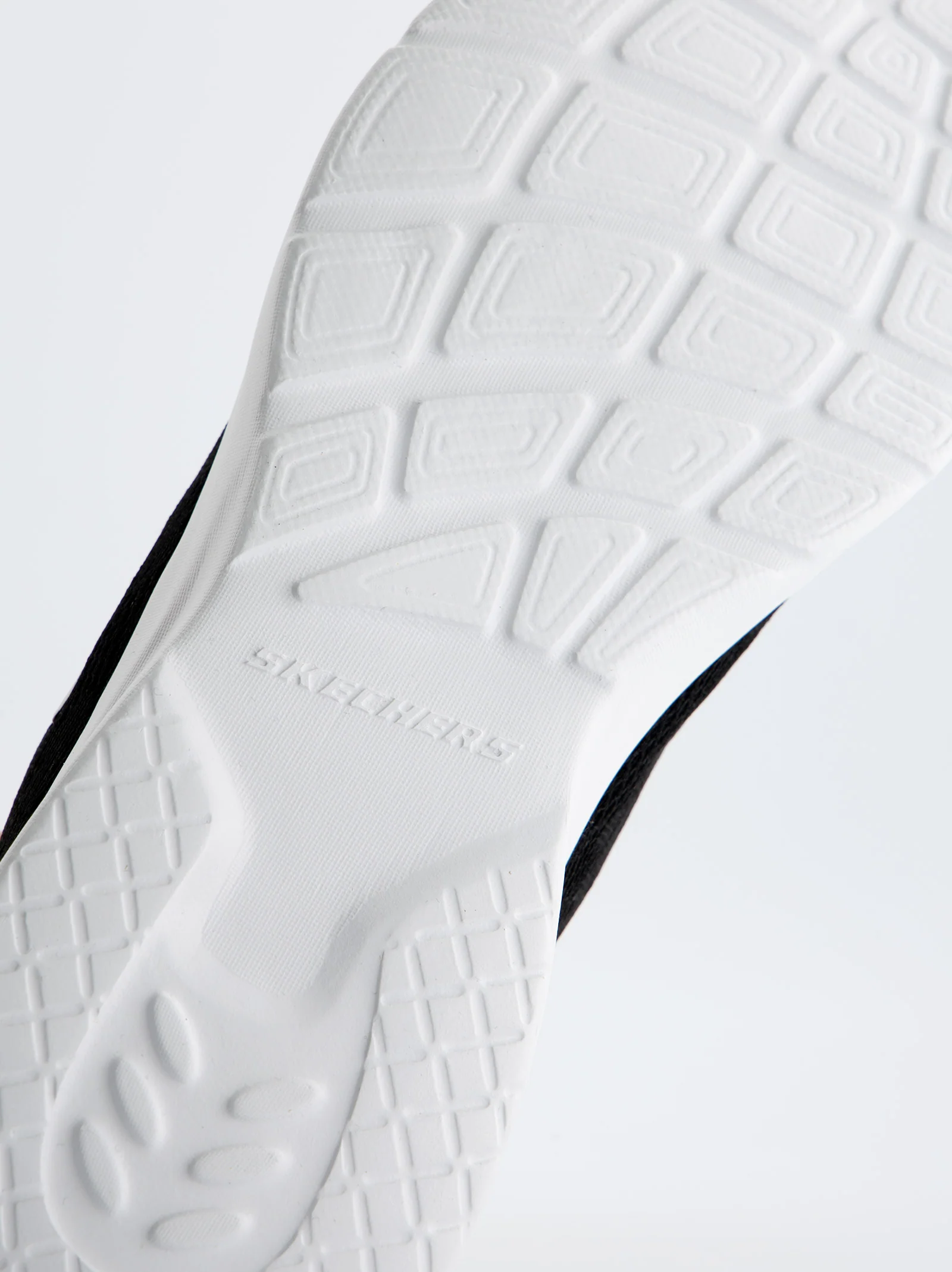 Skechers Deportivas Negras Con Suela Blanca - Image 2