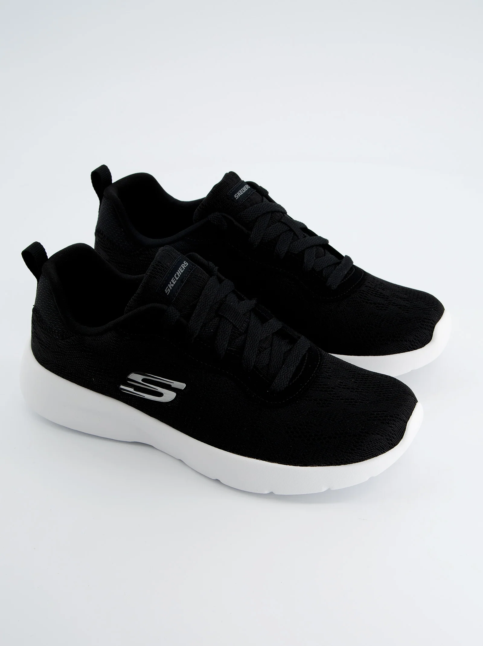 Skechers Deportivas Negras Con Suela Blanca - Image 3