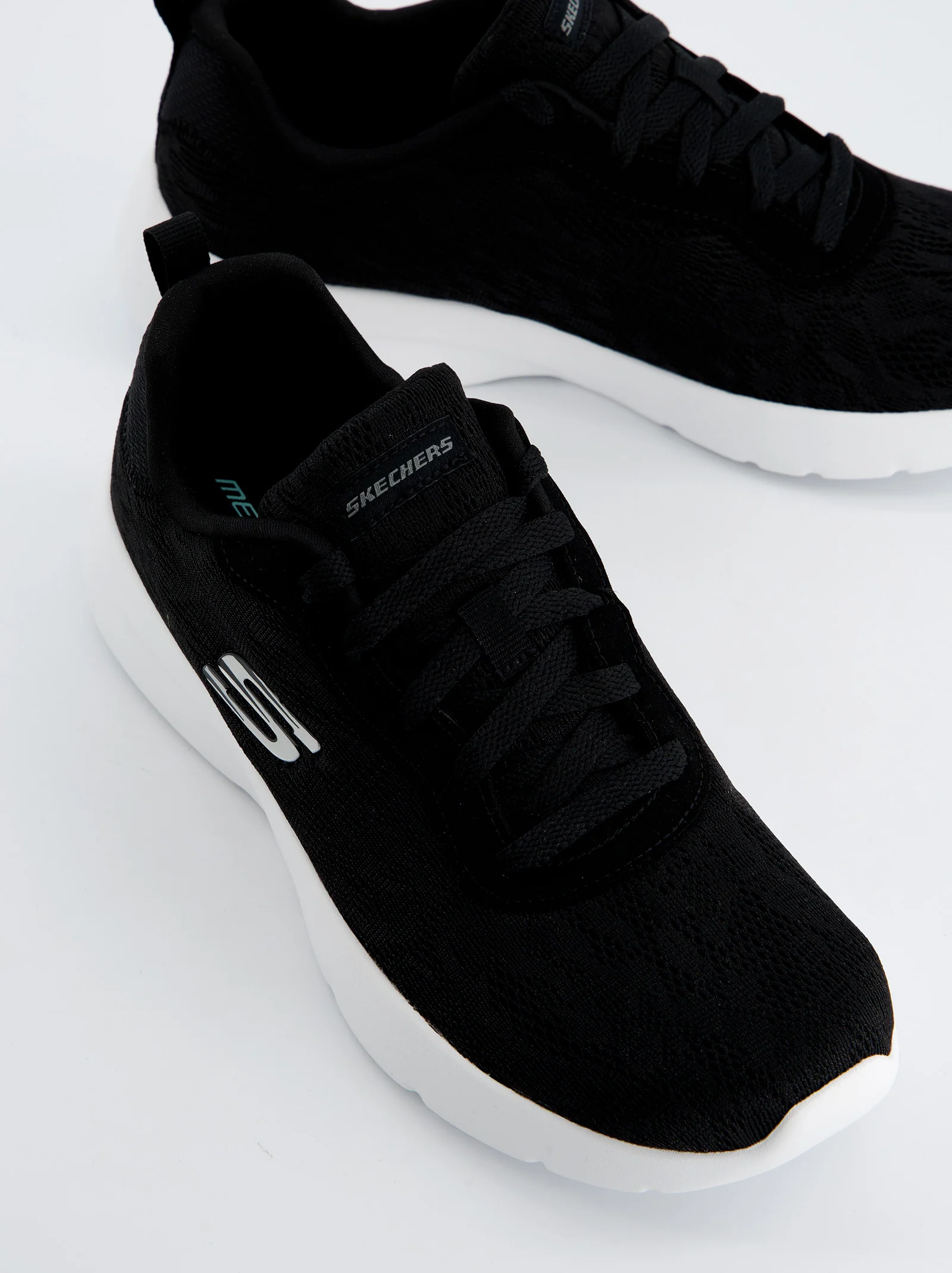 Skechers Deportivas Negras Con Suela Blanca - Image 4