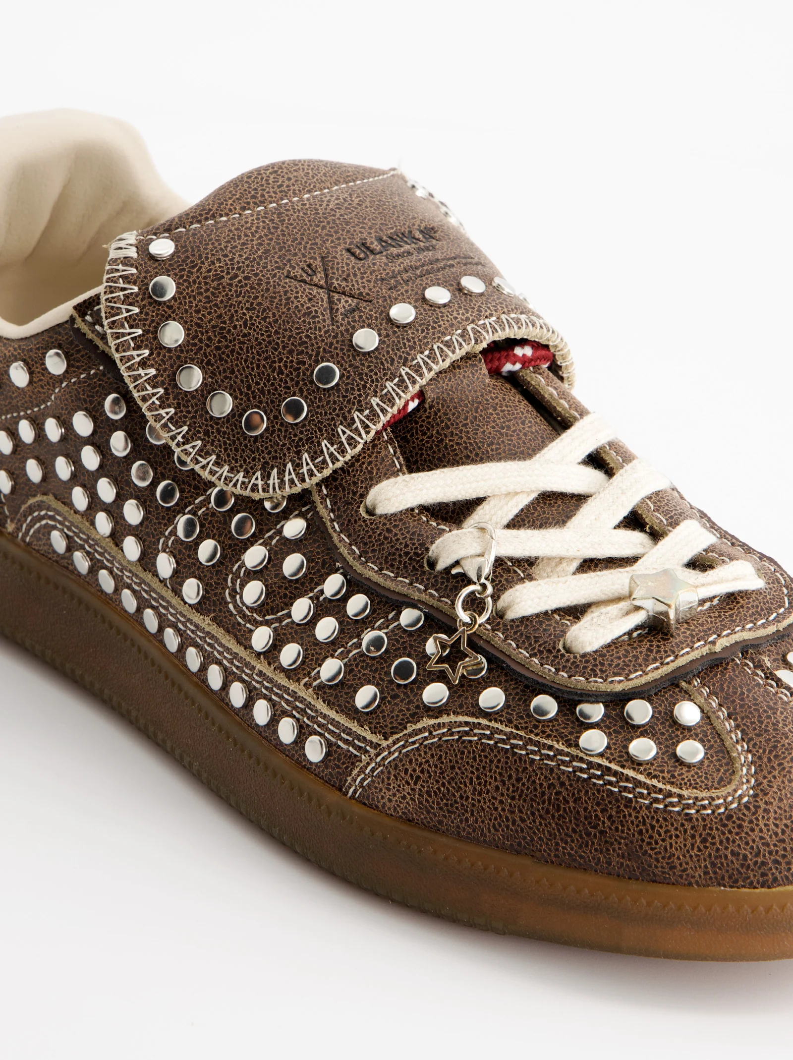 Zapatillas marrones con tachuelas - Chile - Image 3