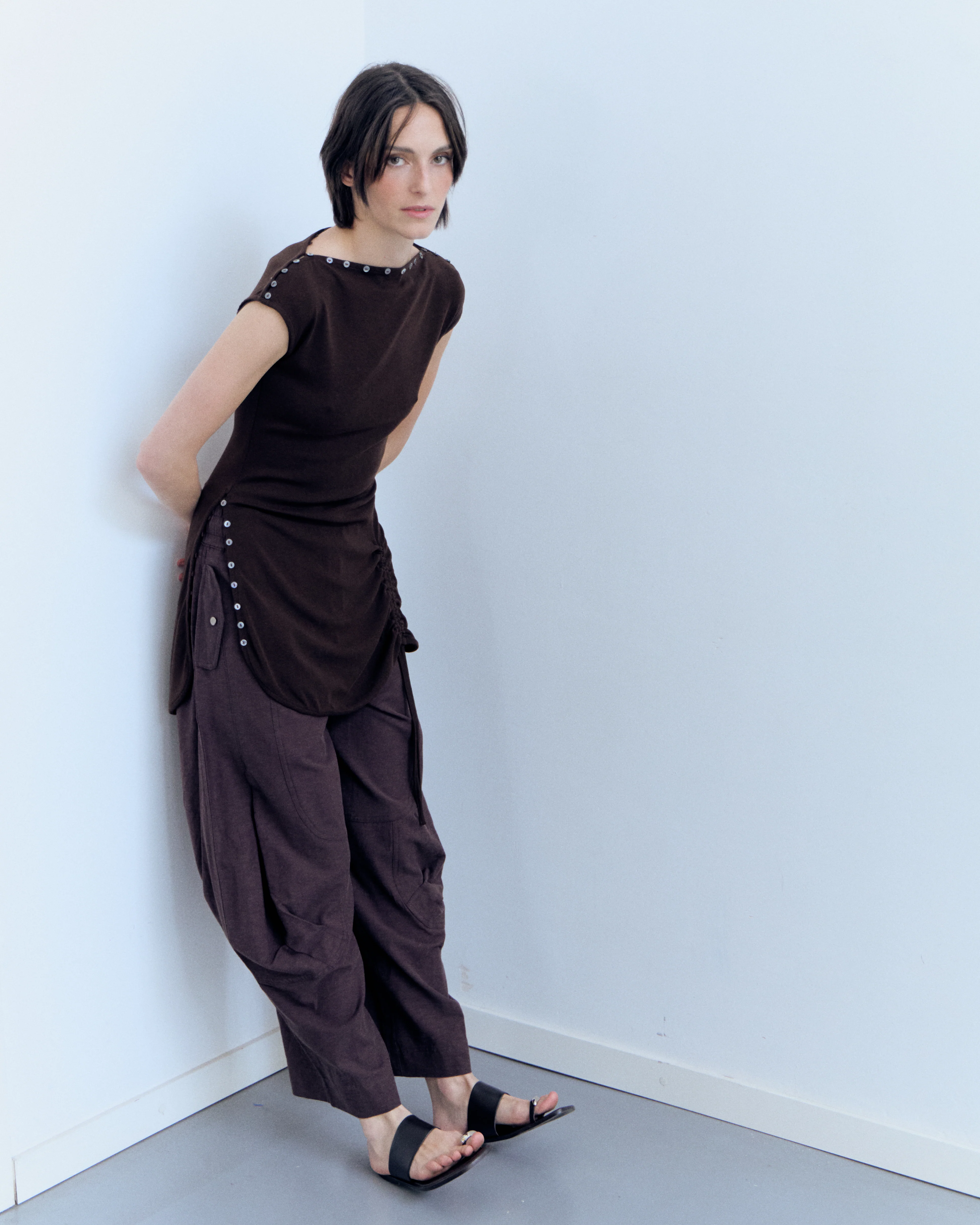 Vestido corto marrón con frunce lateral - Xiqueta - Image 2