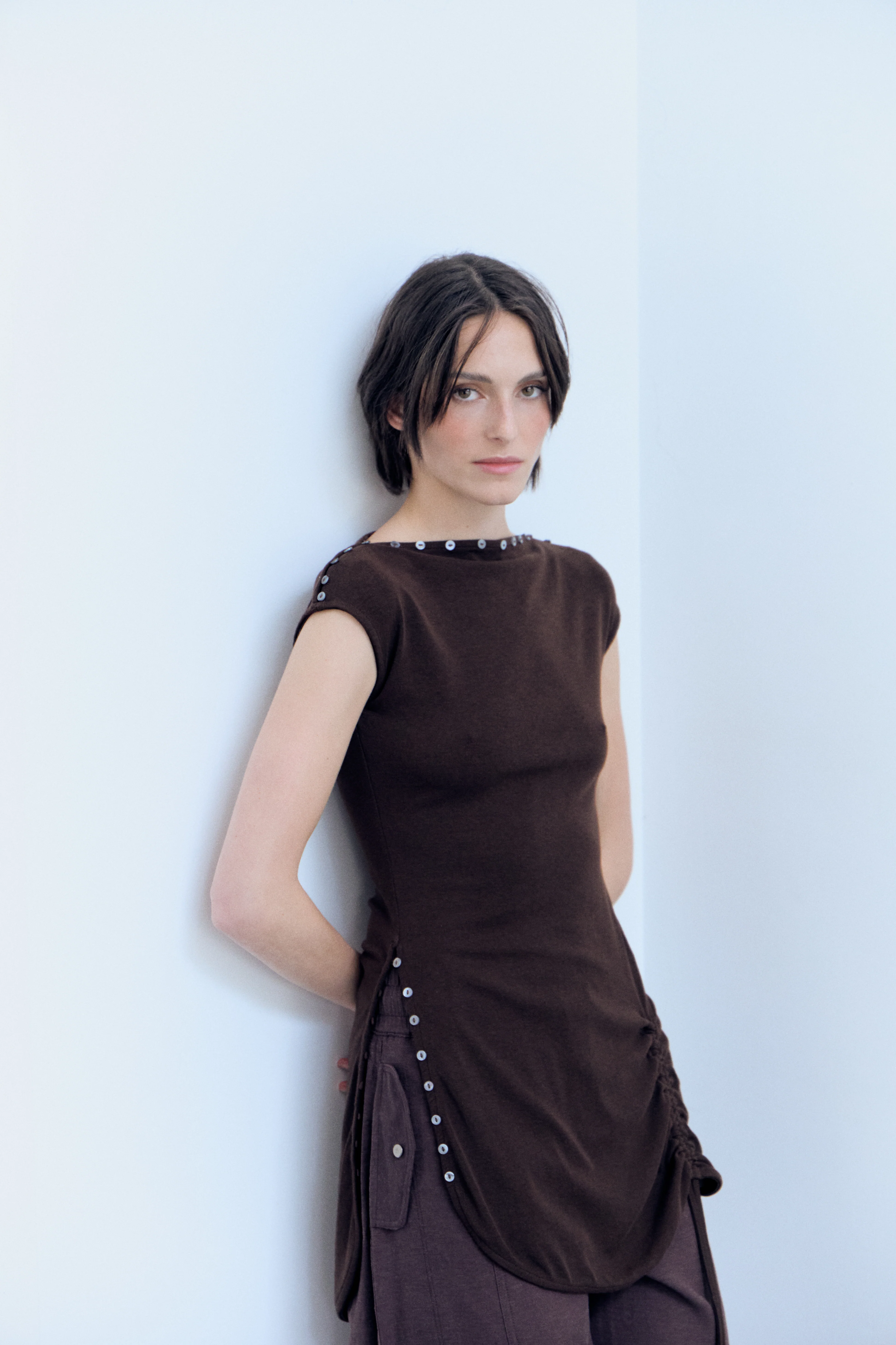 Vestido corto marrón con frunce lateral - Xiqueta - Image 3