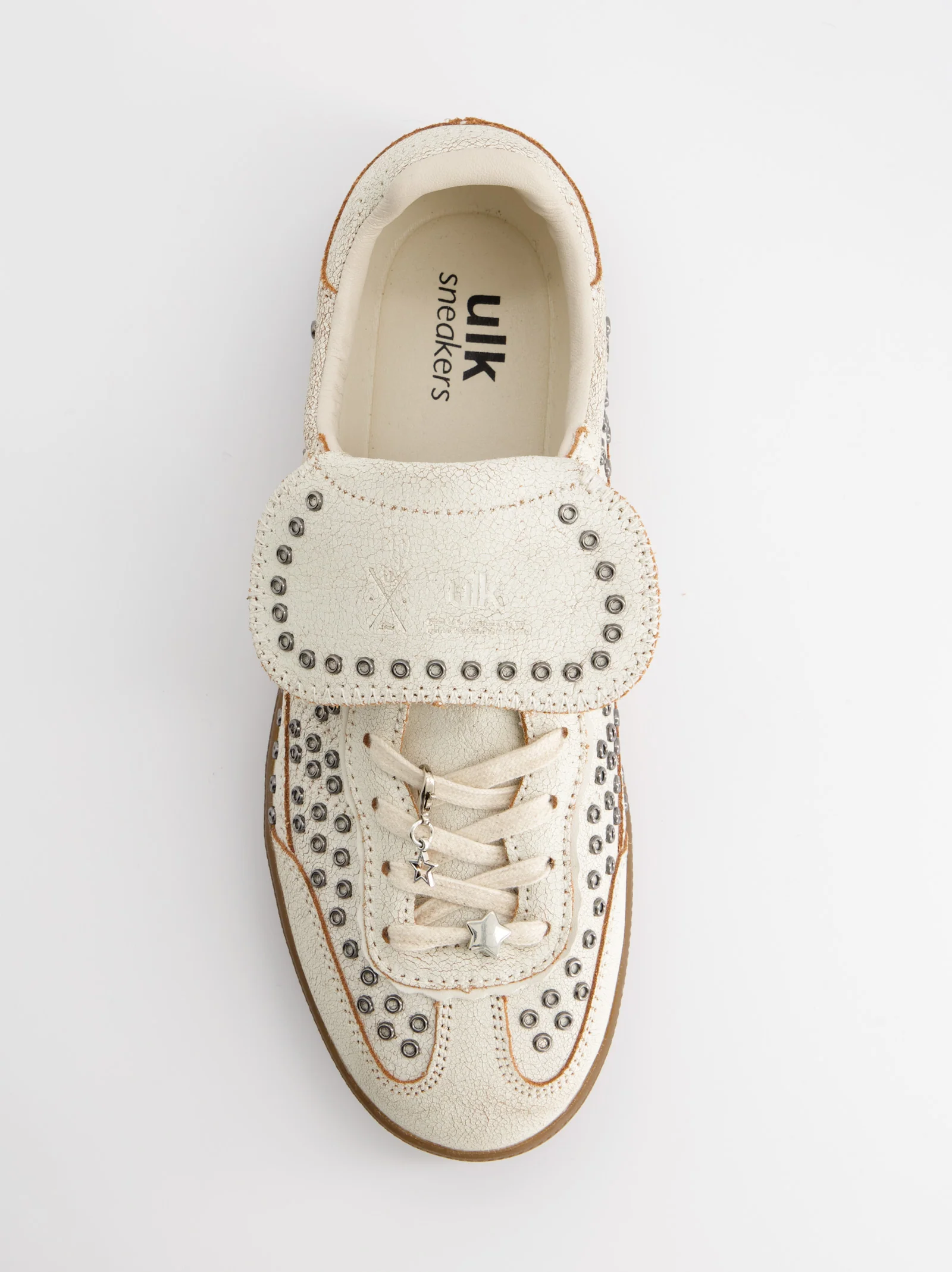 Zapatillas blancas de piel con tachuelas - Chile - Image 3