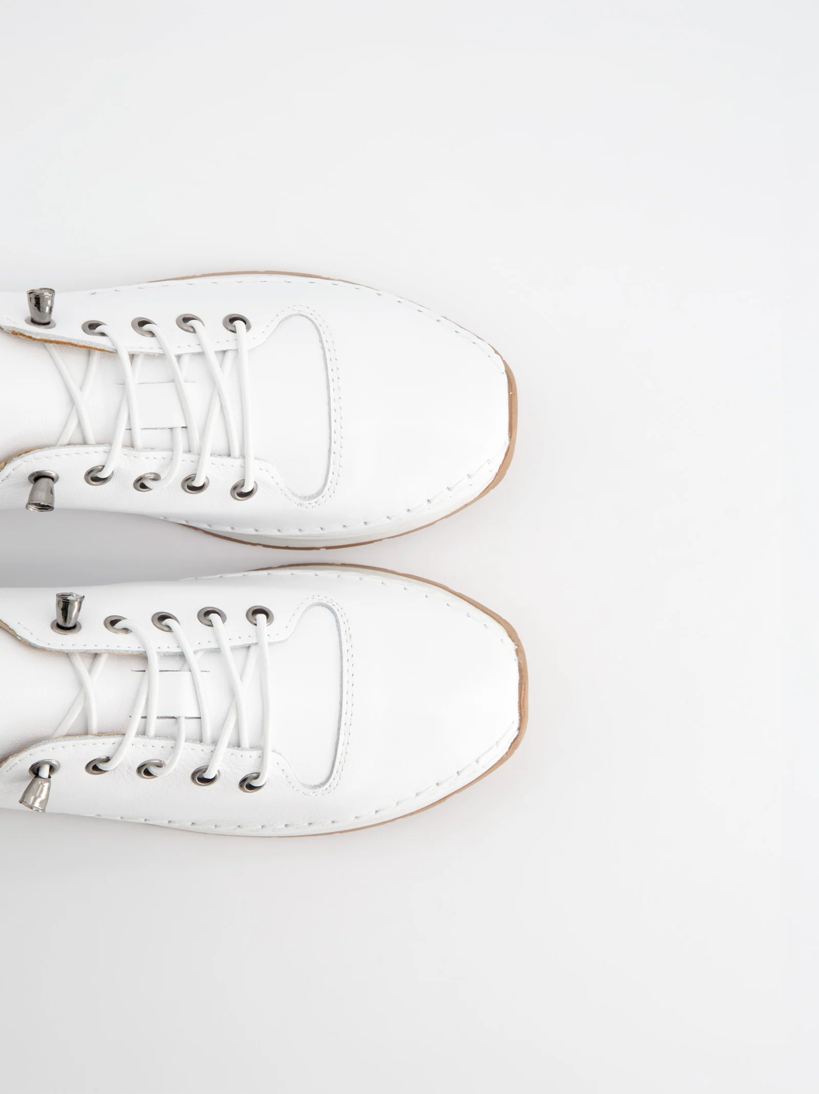 Zapatillas blancas en piel con cordones elásticos 032 001 - Image 3