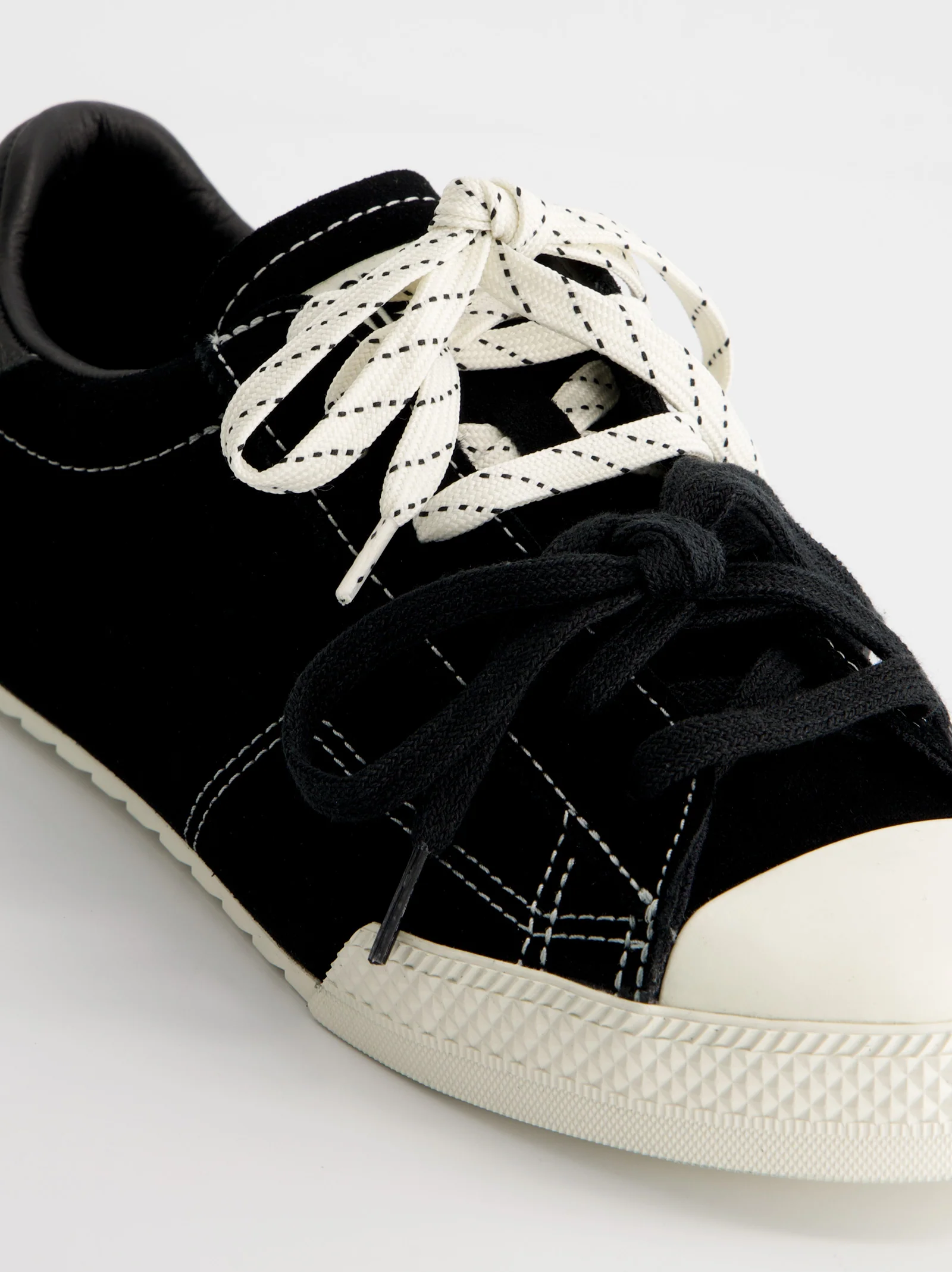 Converse Chuck Taylor Lo - Zapatillas de ante con doble cordón - Image 4