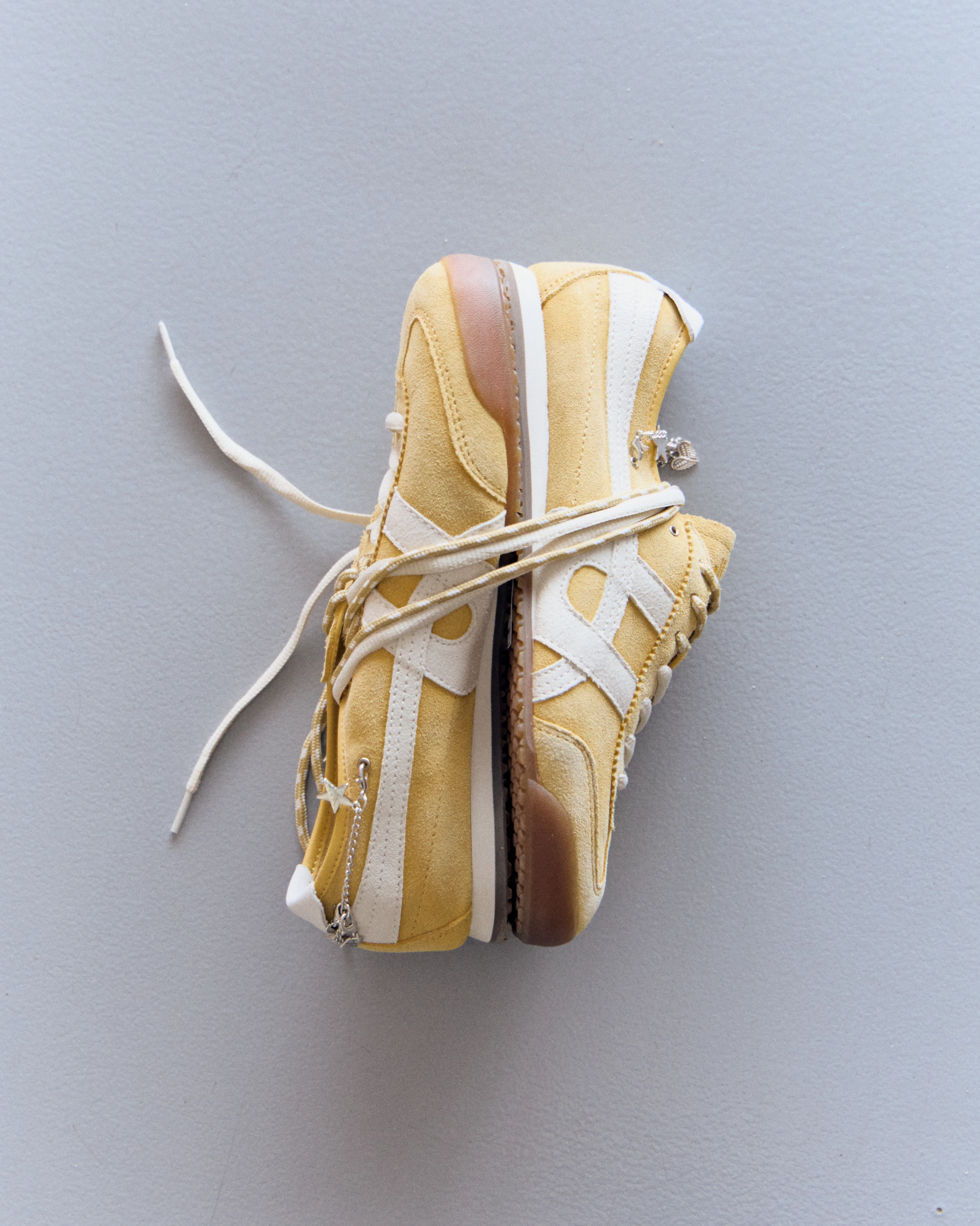 Zapatillas amarillas de ante vintage con charms - Onix - Image 2