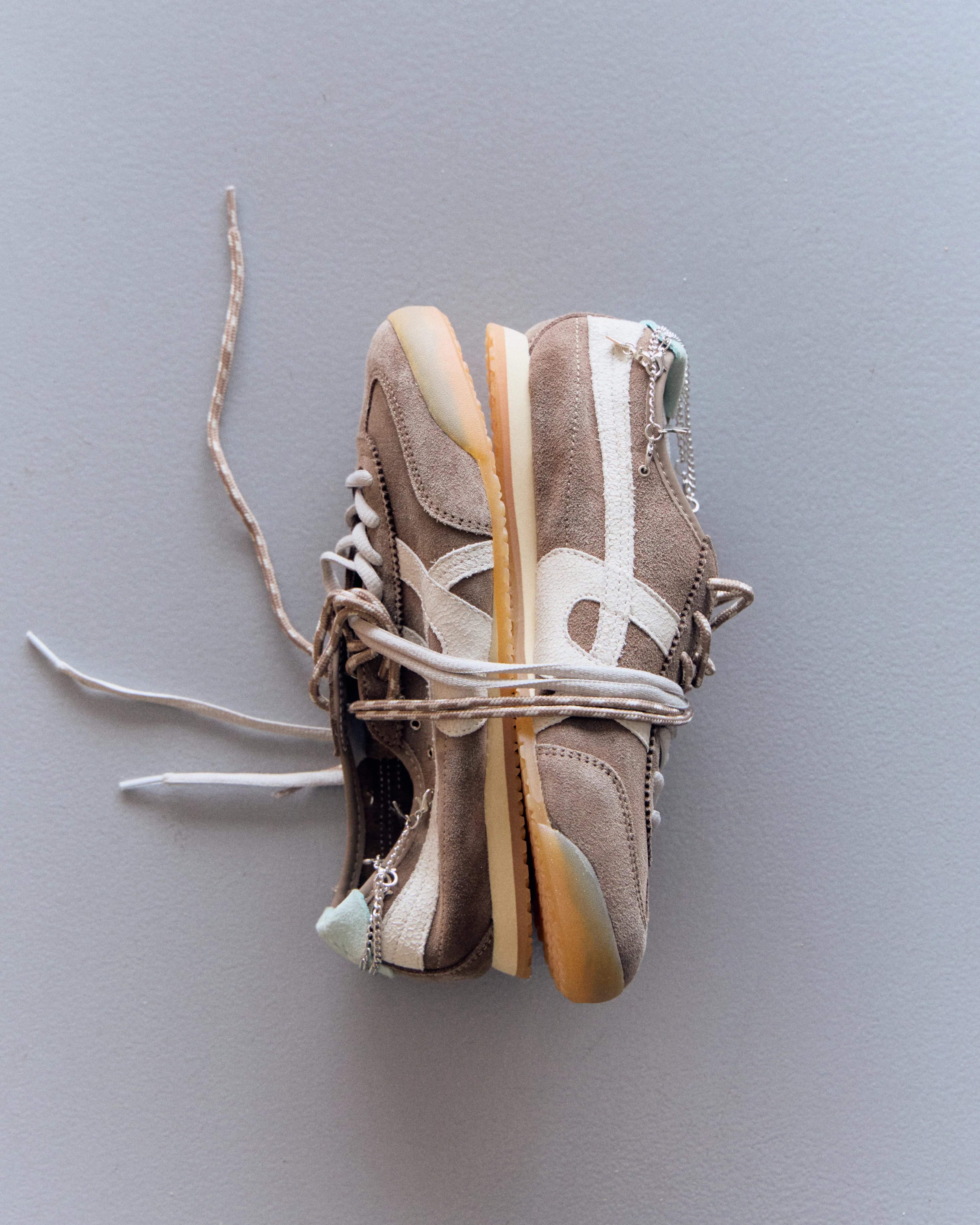 Zapatillas marrones de ante vintage con charms - Onix - Image 2