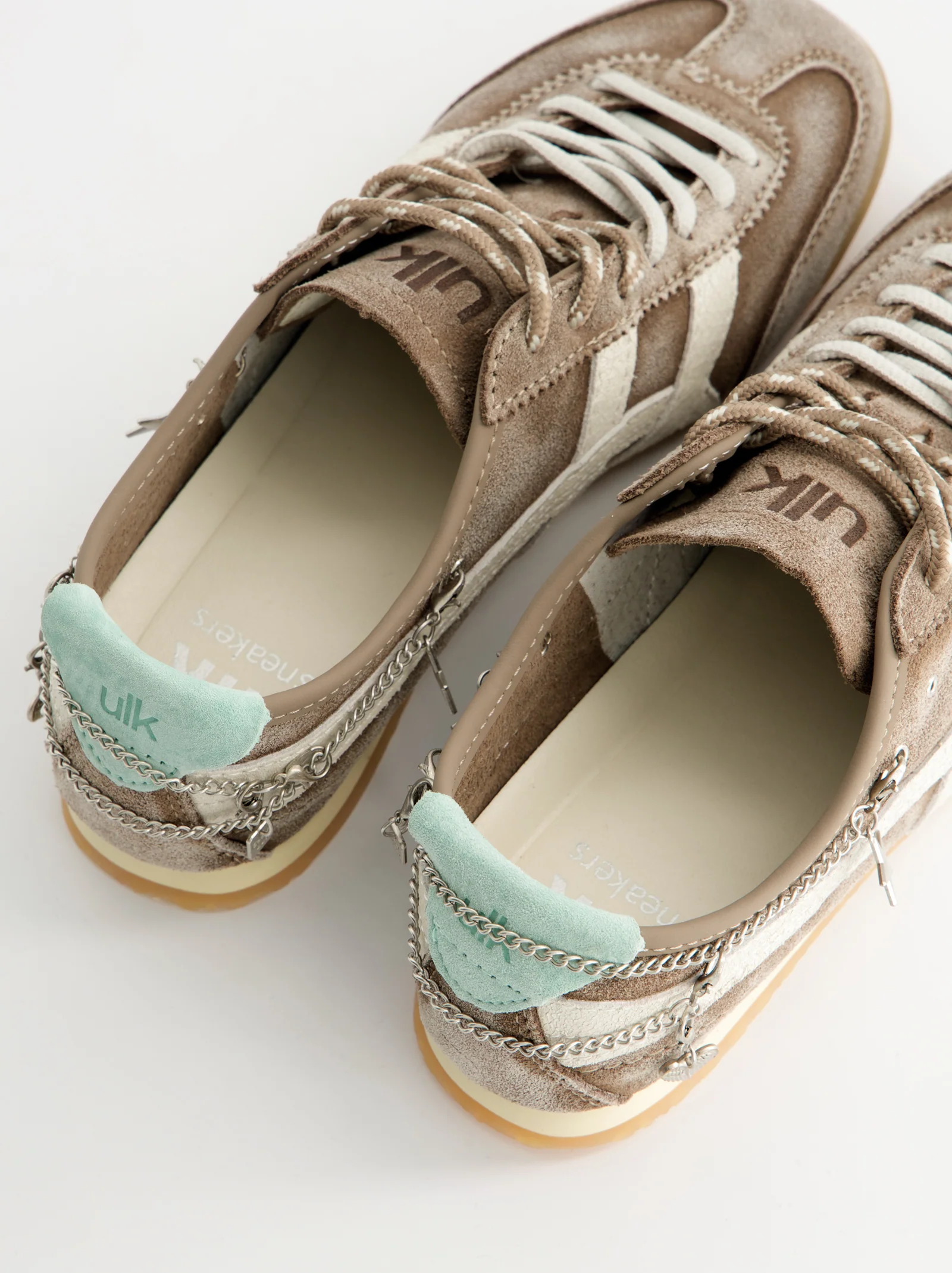 Zapatillas marrones de ante vintage con charms - Onix - Image 4