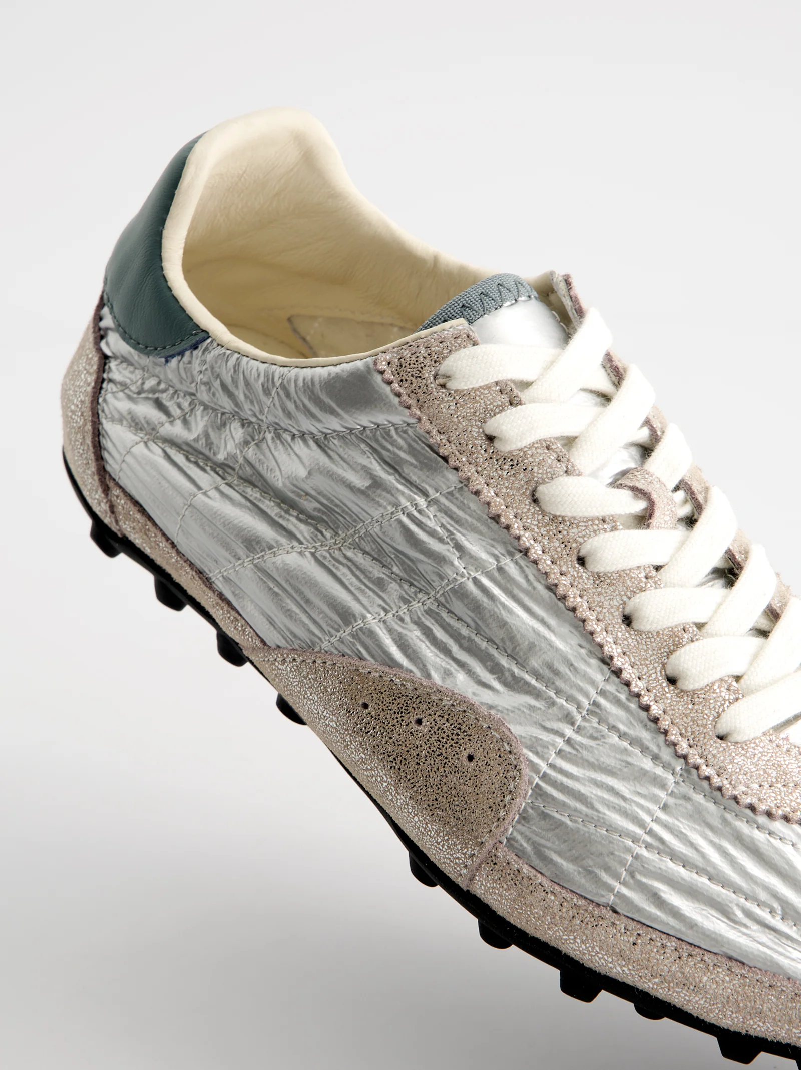 Zapatillas plateadas efecto arrugado - Nova - Image 5