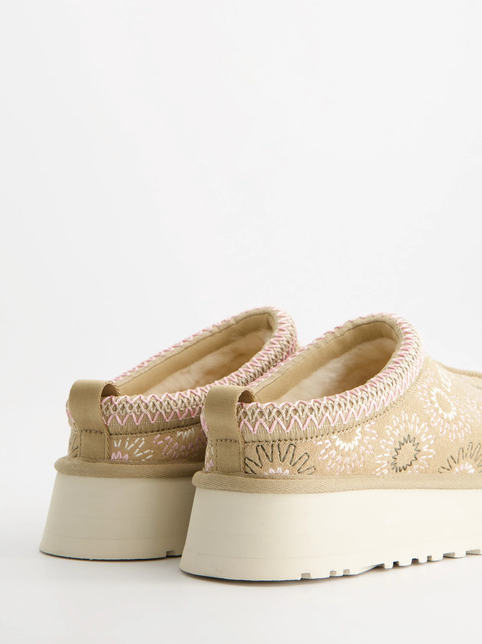 Zuecos de ante bordados con forro interior - UGG Tazz Sun Stitch - Image 5